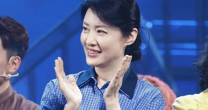 周涛的中年穿搭真时髦！蓝格衬衫+黑色阔腿裤，减龄又高级！
