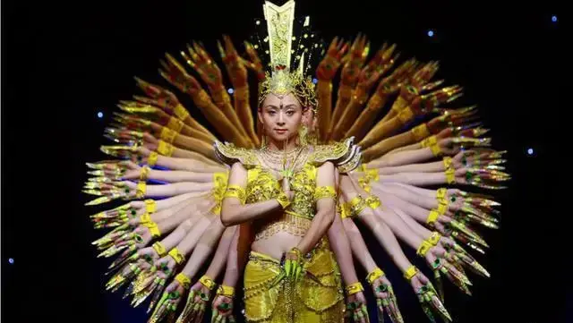 当年春晚千手观音聋哑领舞，拒绝苦追8年的富豪，如今怎么样了？