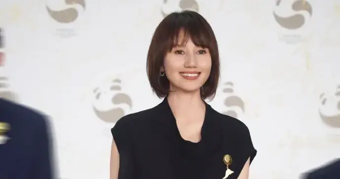 袁泉穿出了70后想要的高级感！无袖上衣+小黑裤，简约又时髦！