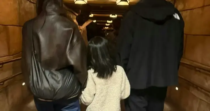 高圆圆赵又廷带女儿逛迪士尼，一家三口手牵手，7岁Rhea长大好多