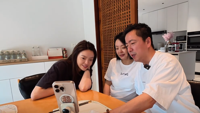 王中磊北京别墅为妻子庆生，午餐只有4个菜，威廉送花给妈妈好暖