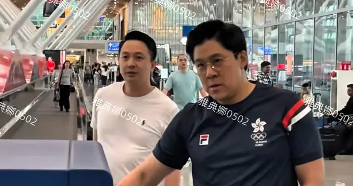 马来西亚偶遇霍启刚，他穿休闲运动装没有穿正装那样一身“政”气