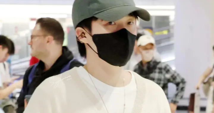 大年初三，王楚钦抵达新加坡，米白开衫叠穿白T，浅蓝牛仔裤好帅