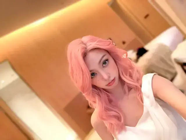 被薛凯琪这组美照拿捏！粉色卷发搭配白裙，少女感爆棚