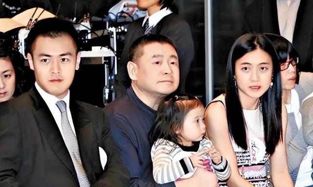 刘銮雄携甘比赴宴！头发花白显苍老，16岁龙凤胎孙子被曝光