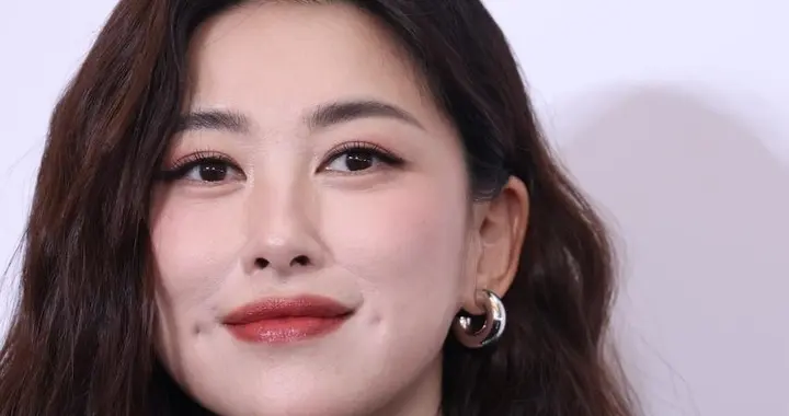 朱珠出席活动，身穿大衣搭配长靴大气十足