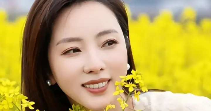 李思思一身简约白裙在油菜花海，柔顺长发，知性优雅美得那么耀眼