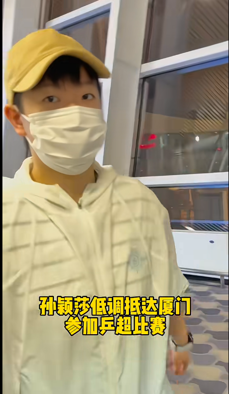 没想到昨天莎莎和哥又好配平，两人都戴帽子，一个卡其色一个黑色