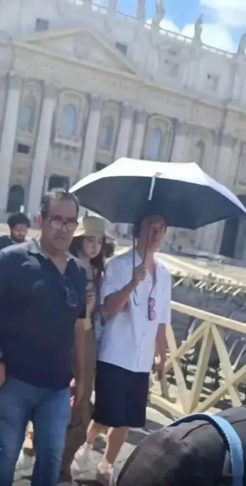 王思聪带懒懒去意大利旅行，一把伞倾斜给自己，爱与不爱很明显