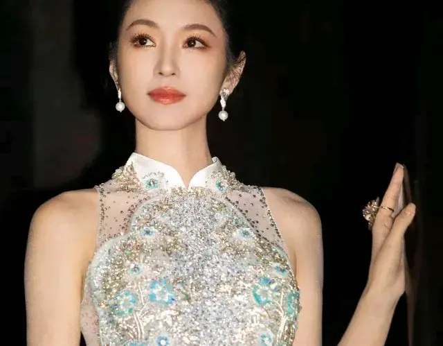 李云霄时尚、阳光、美艳、且31岁就已成为令人瞩目的国家三级演员