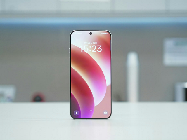 OPPO Find X8真机曝光：超细直屏设计，iPhone16Pro瞬间不香了
