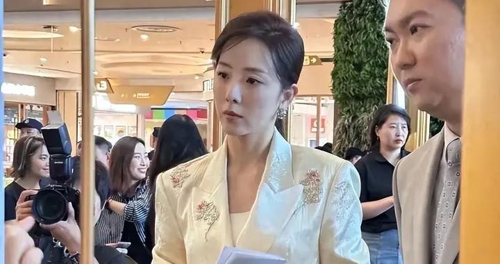 落难的凤凰不如鸡，这些沦落到给景区打工的明星，一个比一个心酸