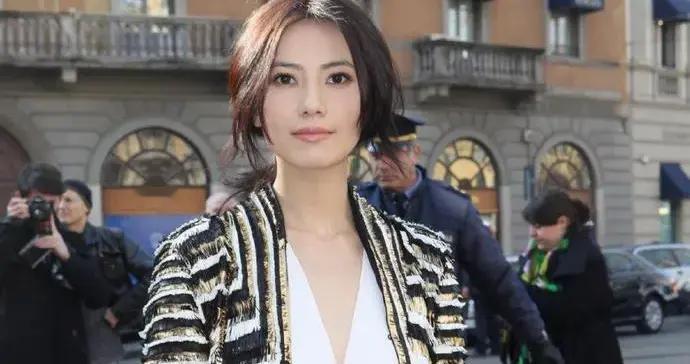 高圆圆在国外秀场真漂亮！笑靥如花，明媚灿烂。 ???