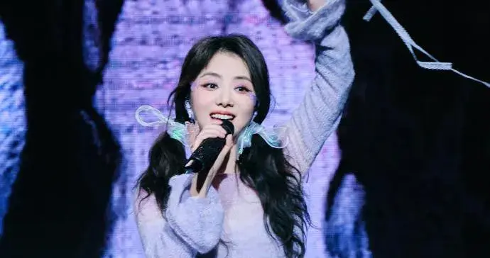 谭松韵比00后更显嫩！穿紫色针织衫+半身裙，减龄又高级！