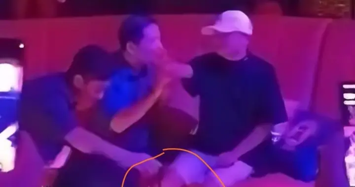 马云深夜现身杭州酒吧，用大扎啤杯，重要高层陪同，心情大好