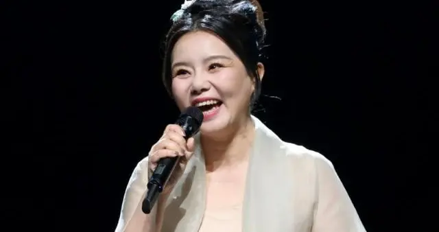 官宣离婚一年后，50岁的龚琳娜好消息不断，外国前夫却只能发酸评