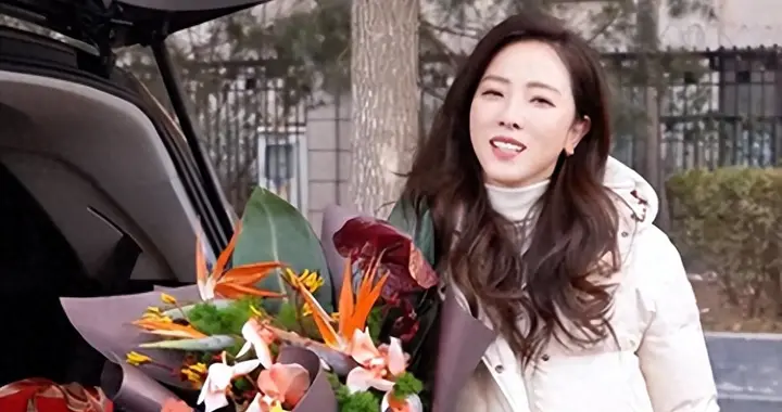 主持人李思思给恩师拜年！开100万奔驰送茅台，老师身份不一般！