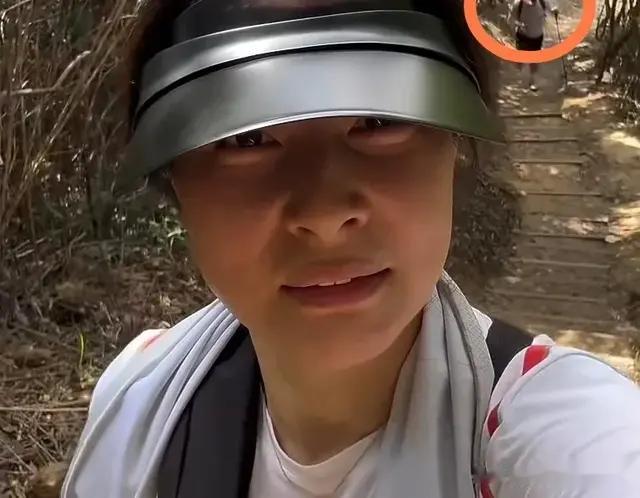 郭晶晶一家五口登山，12岁大儿子用塑料杯子带水，比普通人还节省