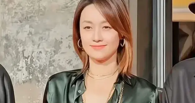 马伊琍出席平遥电影节，49岁状态好好，美到发光，魅力十足