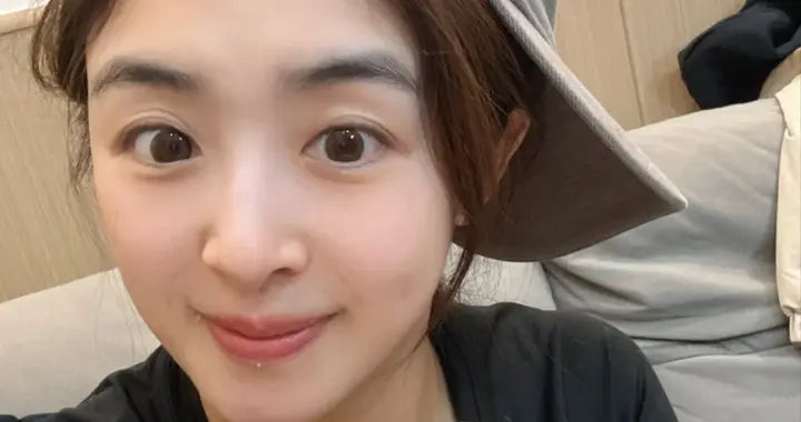 37岁张含韵回老家过年！打麻将吃美食胖了不少，还帮外甥女写作业