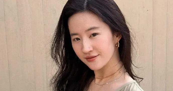 标题：素颜杀疯了！路人偶遇刘亦菲，原生态美貌暴击全网\uD83D\uDD25