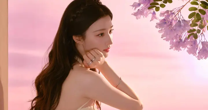 王楚然黄色挂颈连衣裙