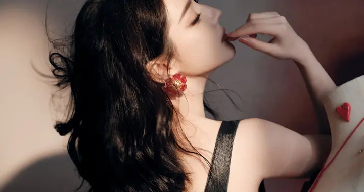 迪丽热巴黑色深V蕾丝连衣裙
