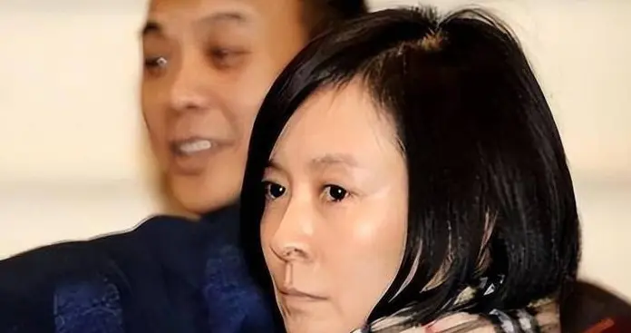 坐拥北京一条街，丈夫是京剧名家，如今身价过亿32岁儿子却成心病