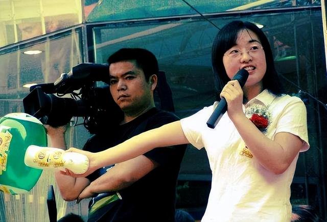 从农村喂猪女，到被张艺谋劝退的“最丑谋女郎”，22年后她咋样了