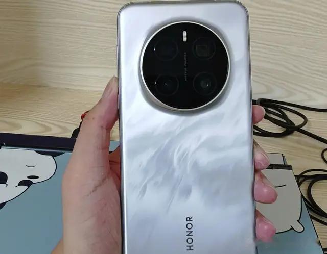 荣耀Magic7Pro深刻诠释了什么叫中庸之道，看似普通，实则惊艳。