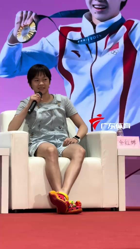全红婵回母校演讲，坐姿谈吐再被网友攻击：除跳水，其他素质太低