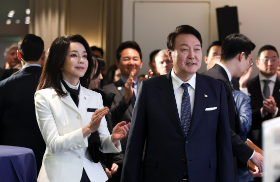 美甲 韩国夫人在瑞士达沃斯继续出风头！换成白西装像霸总，轻松成焦点