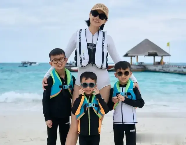 胡杏儿穿泳衣大长腿抢镜，生了三娃身材还是那么火辣，儿子好帅气