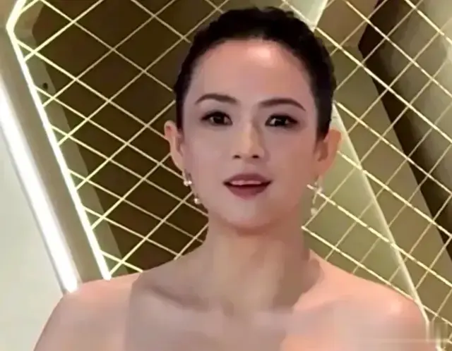 章子怡最新亮相：上海出席活动，脸部圆润饱满，45岁被指似20多岁