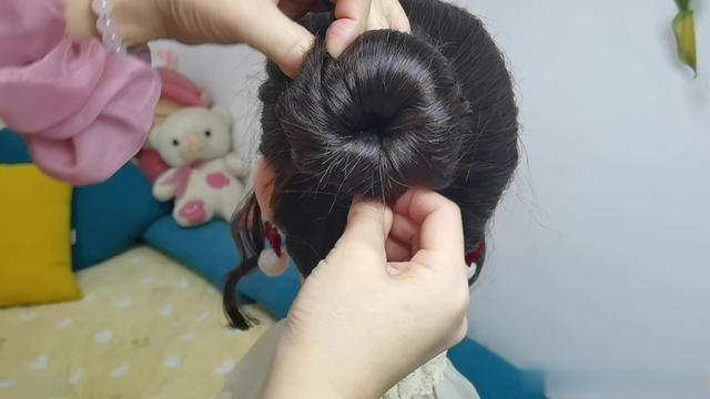 蓬松饱满丸子头发型简单扎发，只需要橡皮筋就能搞定