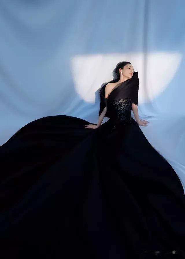 李沁蕾丝长裙迷人写真大片