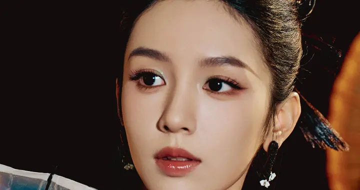 周也穿新中式旗袍 尽显东方韵味