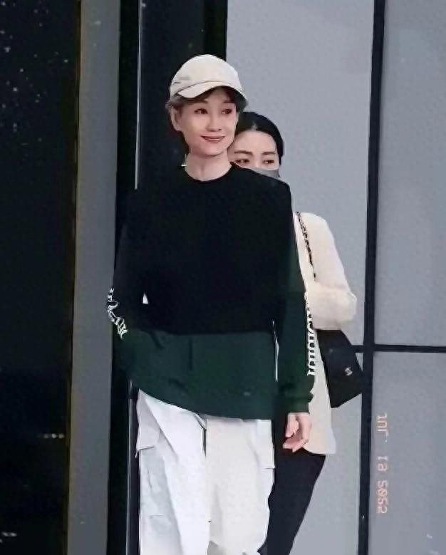 谁敢相信，她62岁了，这身打扮看起来年轻十几岁 谁看出她已经62了