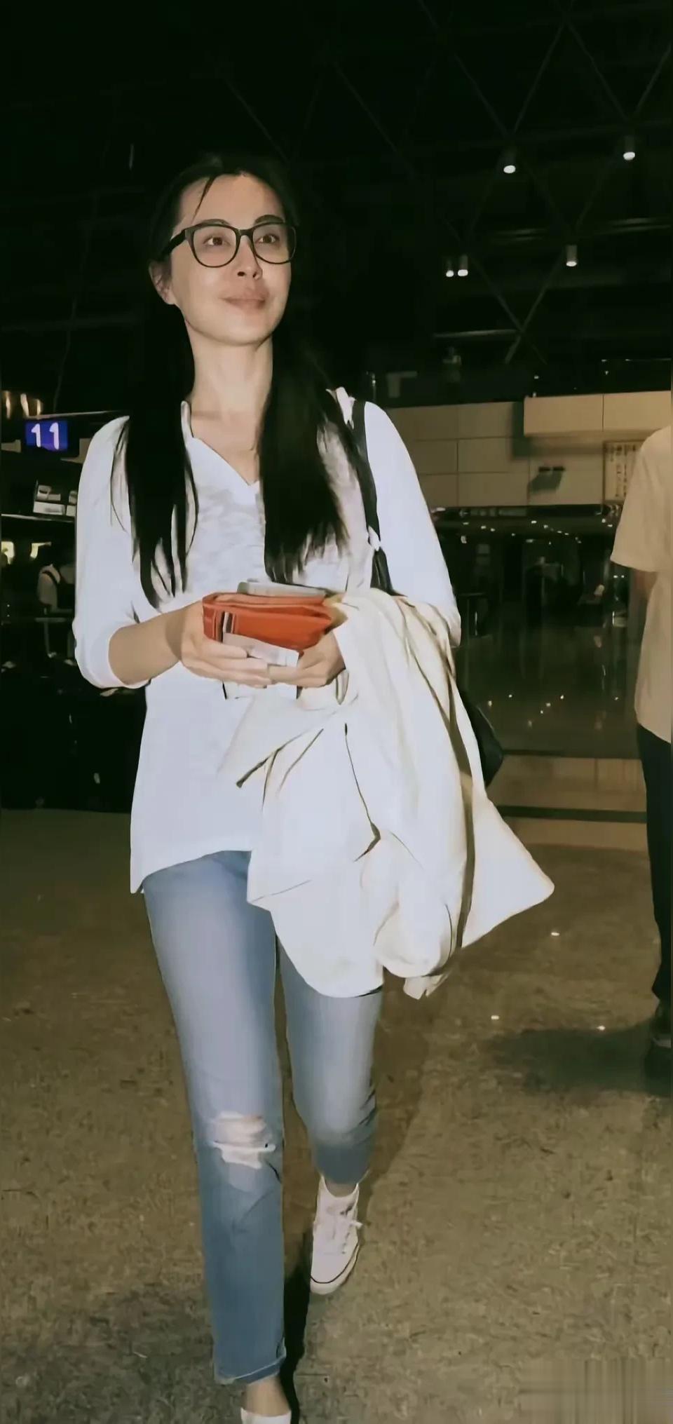 惊爆！王祖贤竟以素颜姿态惊现街头，这画面让人难以置信！  在我们的心中...