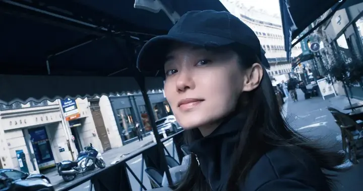 被38岁张小斐美照“帅到了”，网友：追张小斐的狗子都排到了巴黎