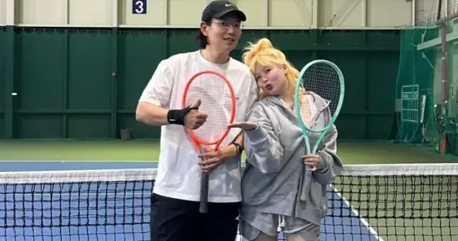 泫雅近况曝光，和龙俊亨一起打网球，整个人浮肿厉害有点像激素胖