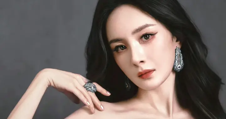 杨幂 亮片裙气场全力