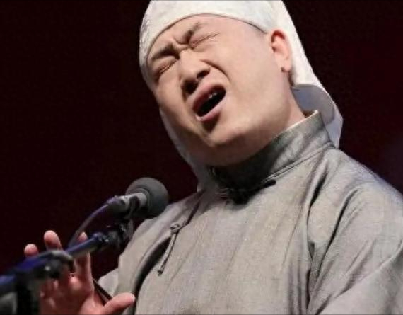 德云社张鹤伦跨年专场演出砸挂惹祸？被网友挂网上，骂声一片