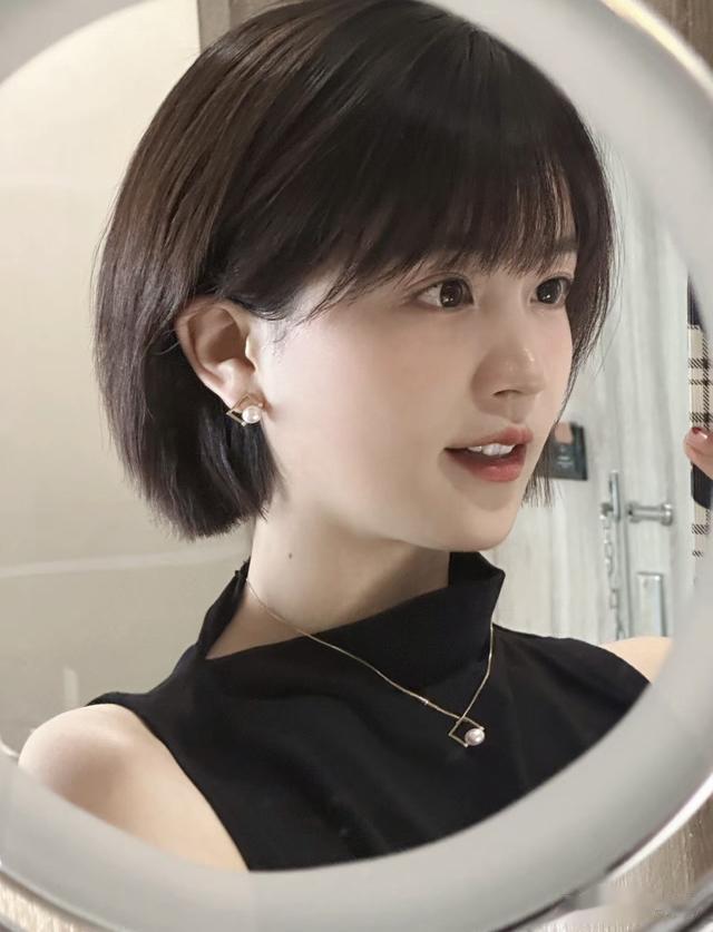 这些是圆脸最容易翻车的发型！沈月的一刀切发型又甜翻了宅男圈