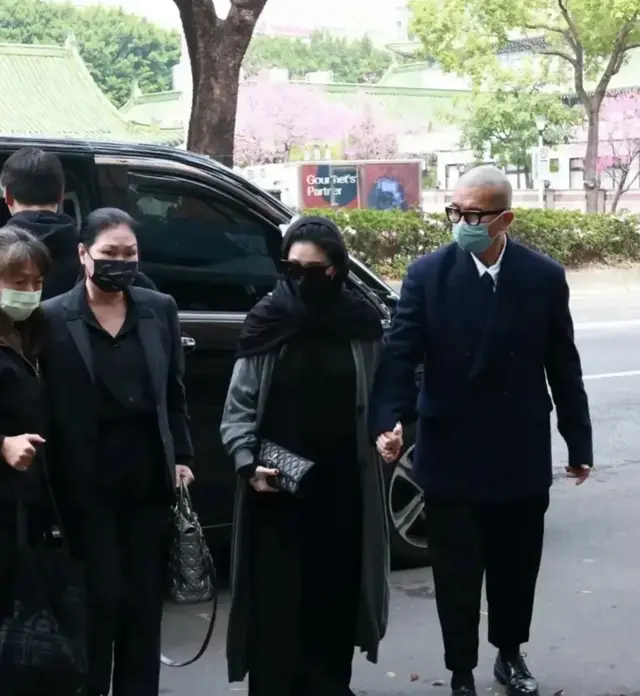 黄春梅偶像包袱重，参加亲家葬礼拎名牌包，徐熙娴拿布包像保姆