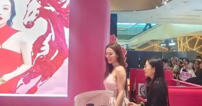 34岁王敏奕出席活动，气质温柔优雅，看着就特别有富家媳妇的样子