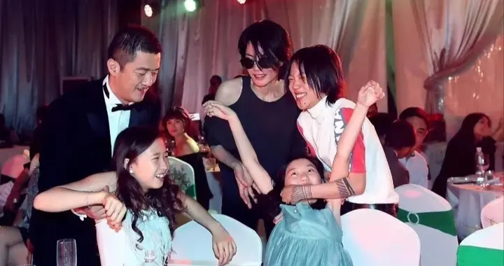 前工作人员晒嫣然晚宴照，离婚4年的王菲李亚鹏同框，关系很融洽