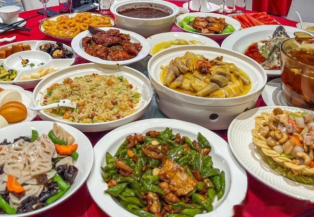 东北小伙去广东吃席，随礼1800，菜品上桌坐不住了，网友：亏了