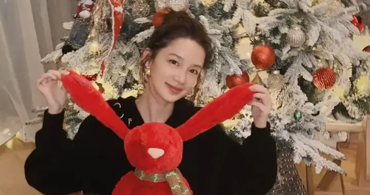 李沁的私服穿搭才叫简约！穿黑色拉链上衣+小黑裤 休闲随性又高级