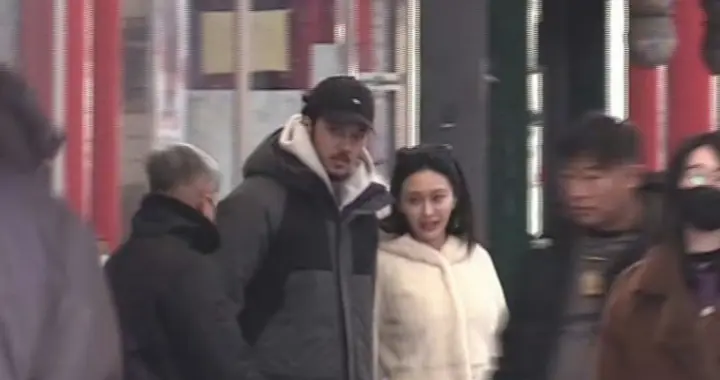 网友拍到陈冰挺孕肚陪陈牧驰逛市场，手牵手好甜蜜